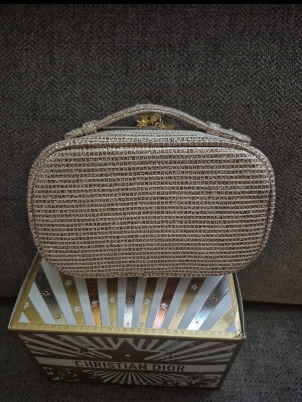 Dior Le Rituel Beaute Gold Holiday 2025 Makeup Bag - Picture 4 of 8